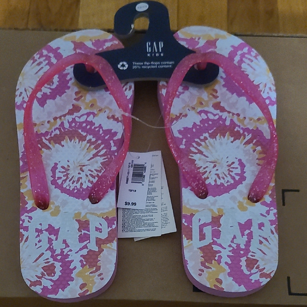 GAP Kids Pink and White Flip Flops Brand New Size 12/13